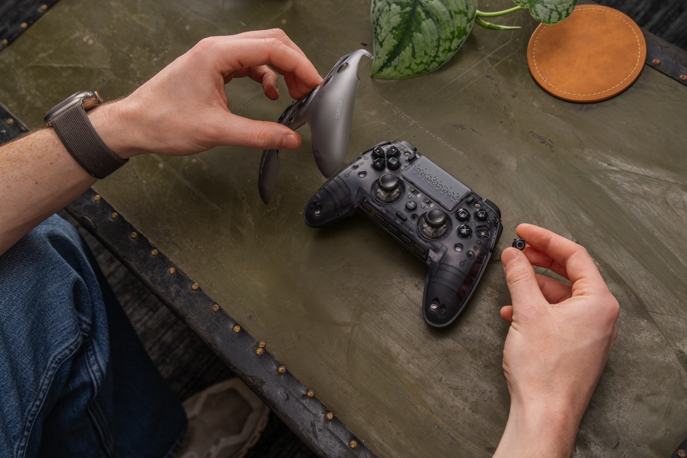 분리형 페이스플레이트를 들어 올린 SCUF Omega 컨트롤러
